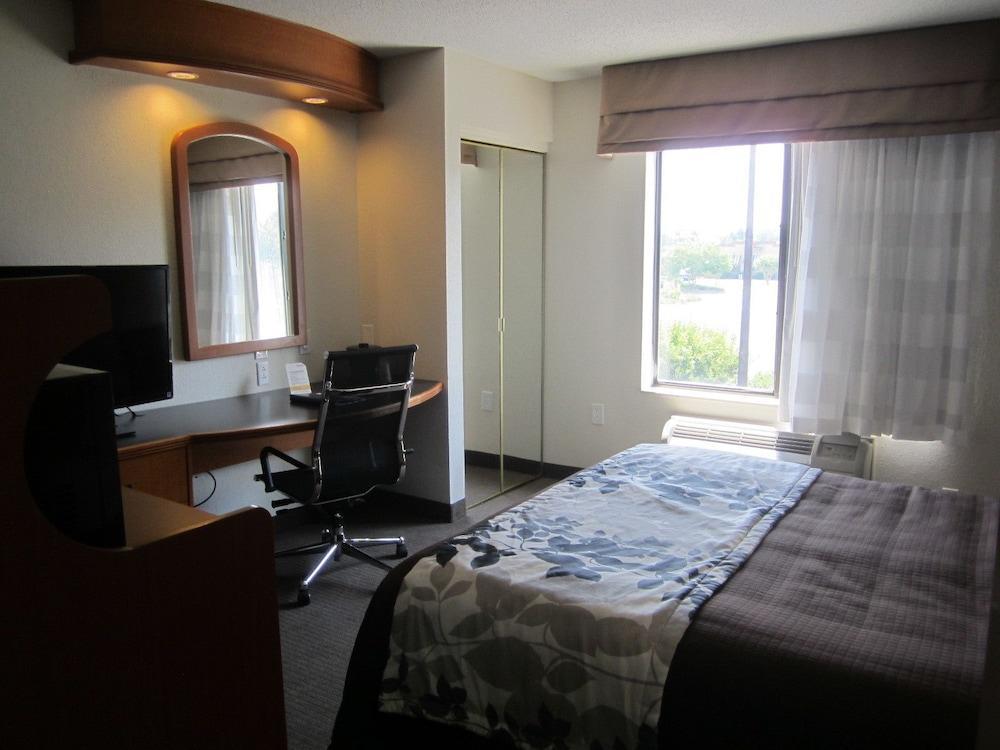 Hotel Clarion Pointe Albemarle Esterno foto