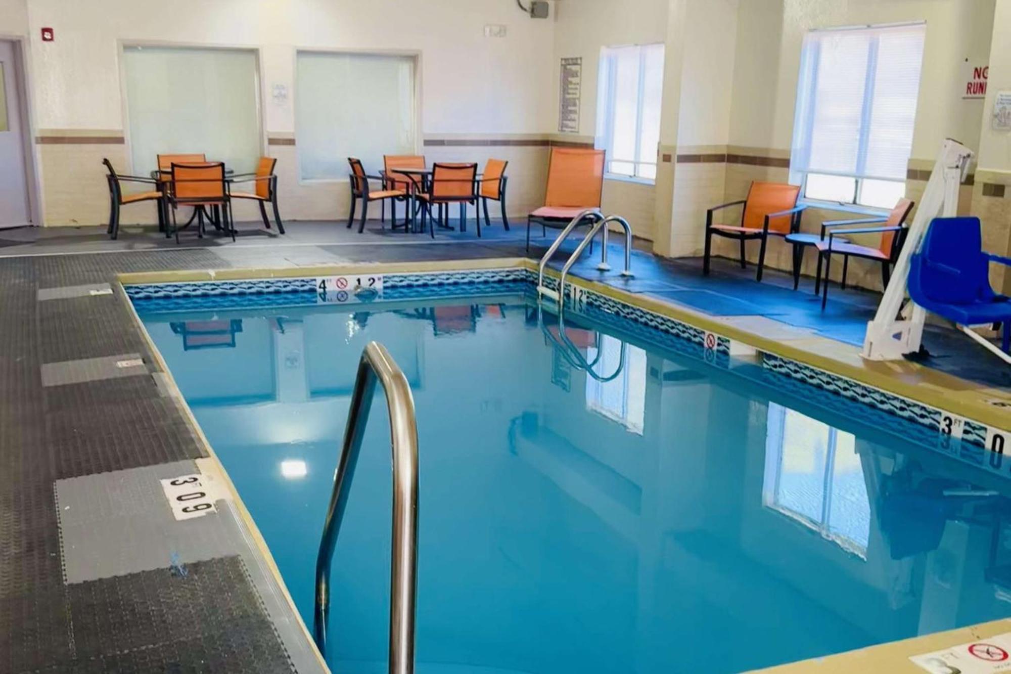 Hotel Clarion Pointe Albemarle Esterno foto