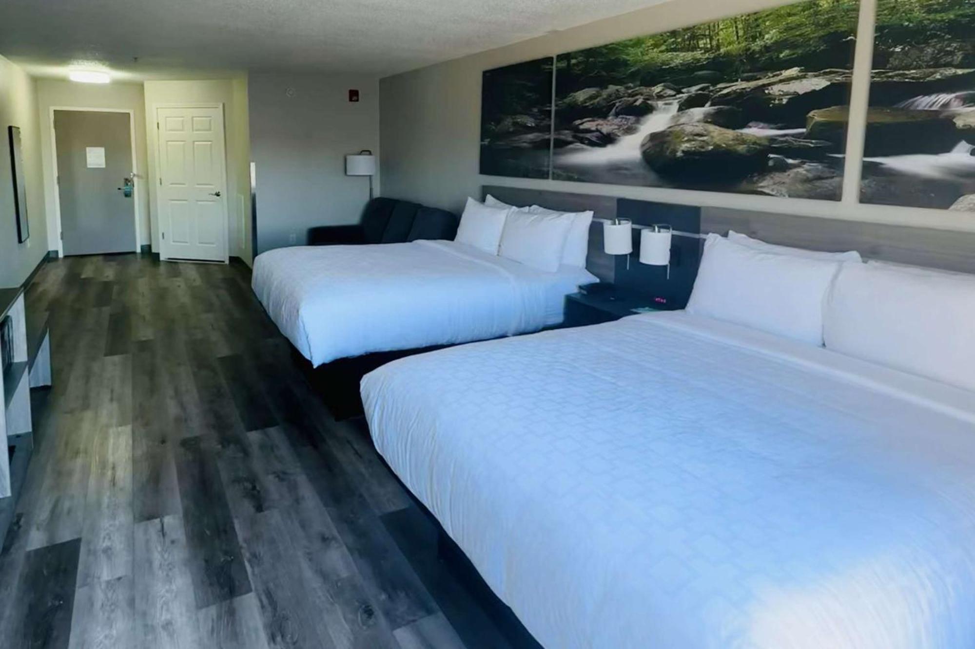 Hotel Clarion Pointe Albemarle Esterno foto