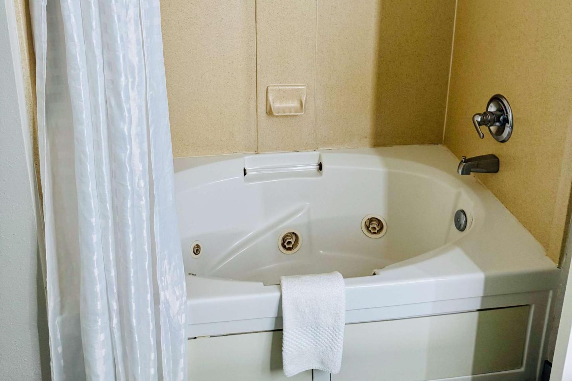 Hotel Clarion Pointe Albemarle Esterno foto