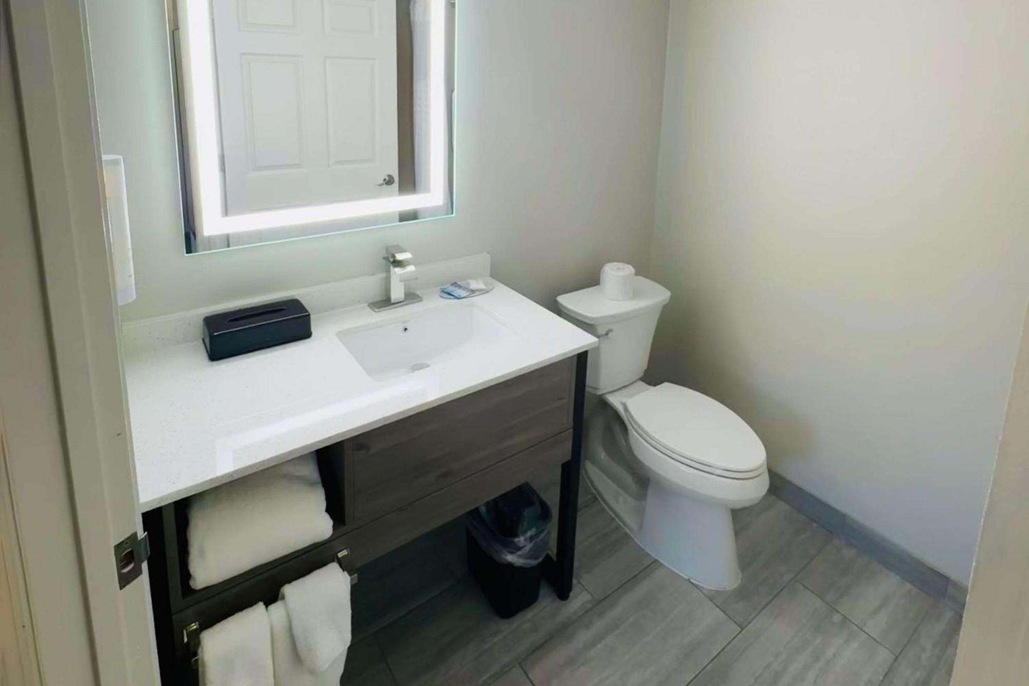 Hotel Clarion Pointe Albemarle Esterno foto